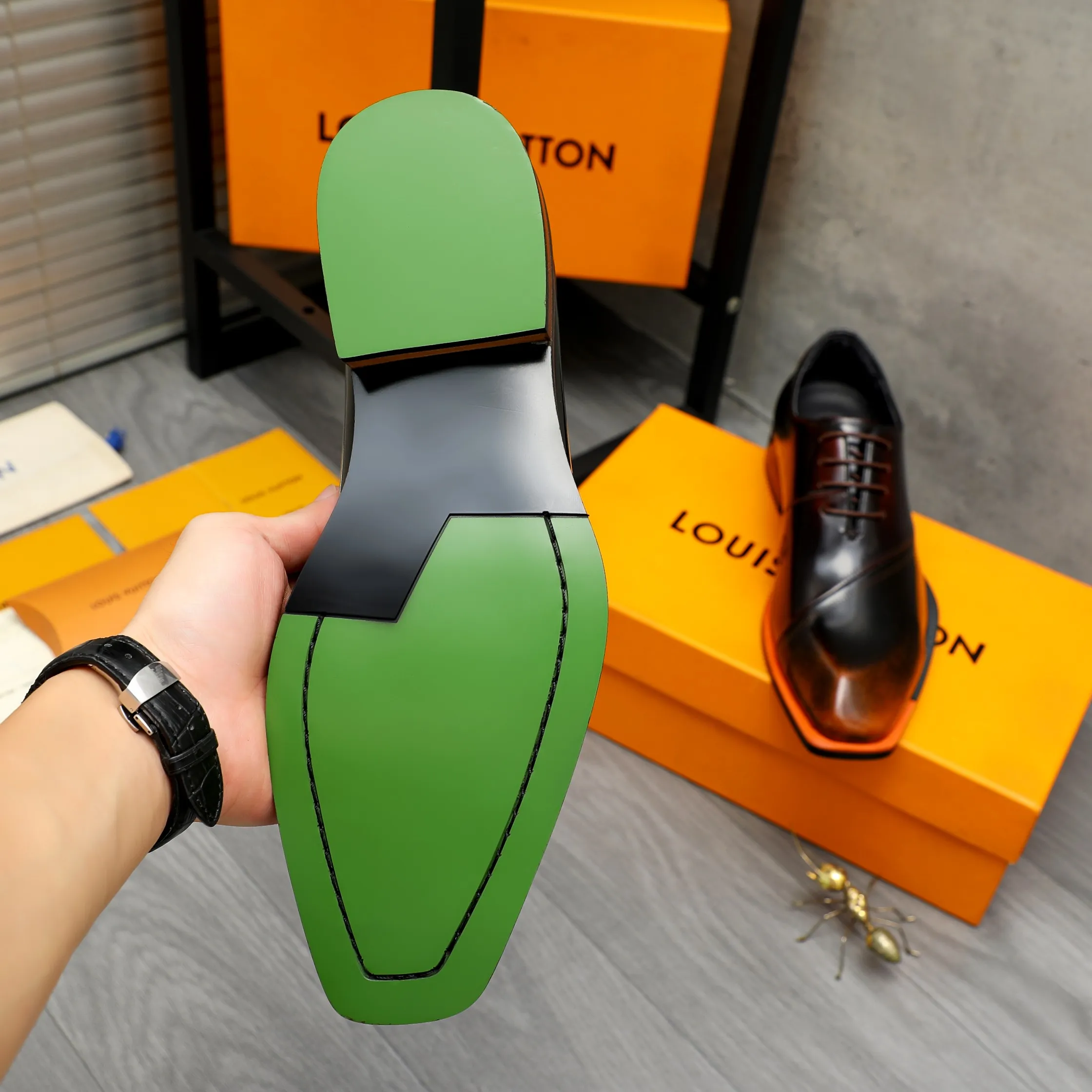 Men's shoes 💰580 Product trademark: LV "Louis Vuitton" business lace-up formal leather shoes Regular size: 37-46 Product material: Selected color rubbed cowhide upper, pigskin lining, rubber outsole